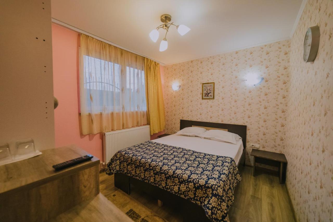 Hostel Denisa Buzau Bagian luar foto