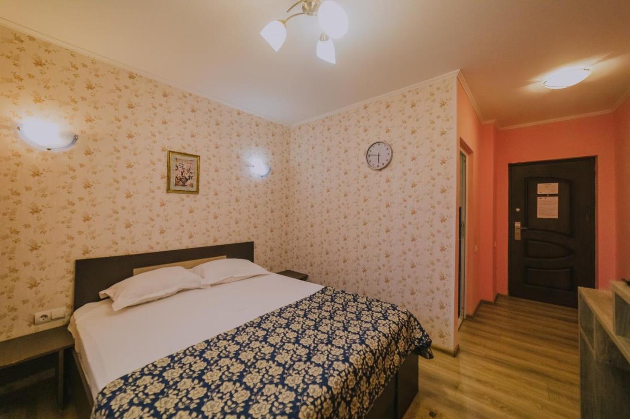 Hostel Denisa Buzau Bagian luar foto