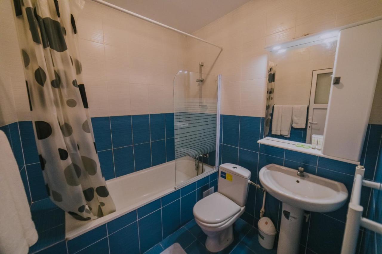 Hostel Denisa Buzau Bagian luar foto