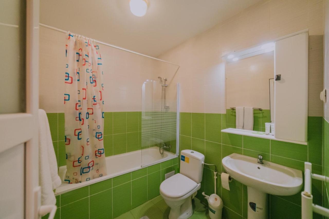 Hostel Denisa Buzau Bagian luar foto