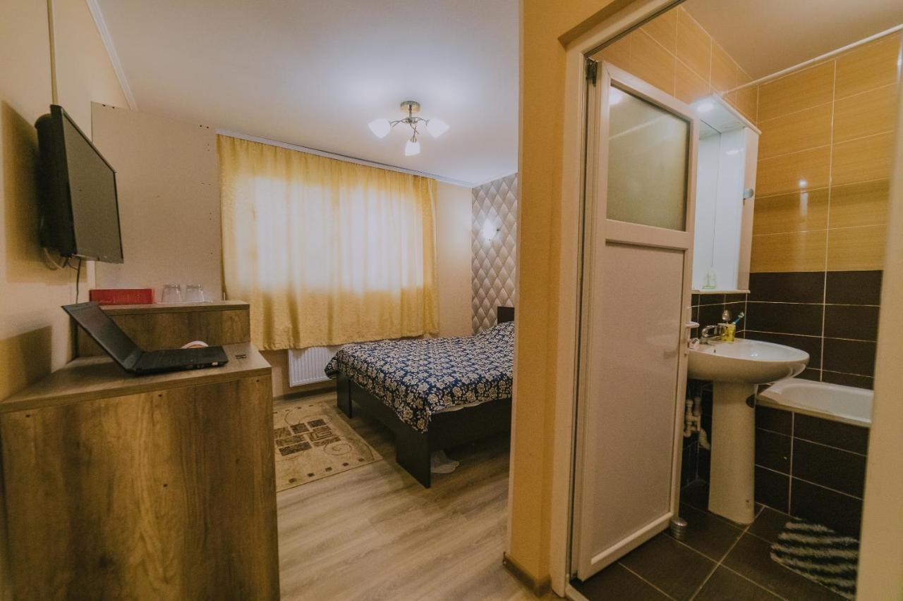 Hostel Denisa Buzau Bagian luar foto