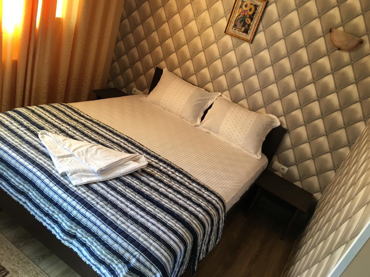 Hostel Denisa Buzau Bagian luar foto