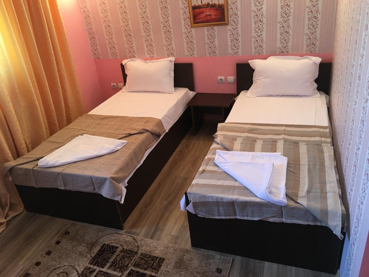 Hostel Denisa Buzau Bagian luar foto