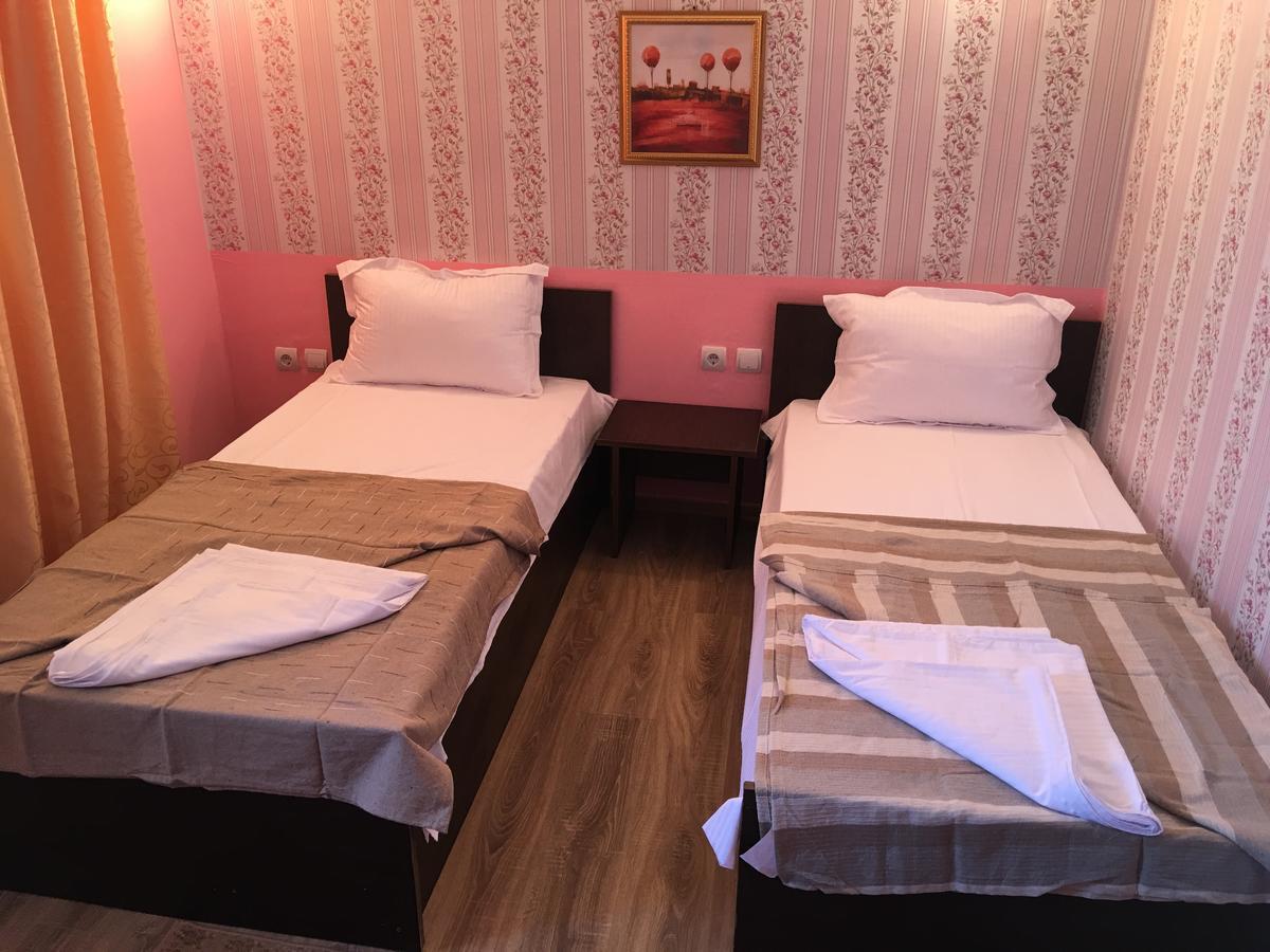 Hostel Denisa Buzau Bagian luar foto