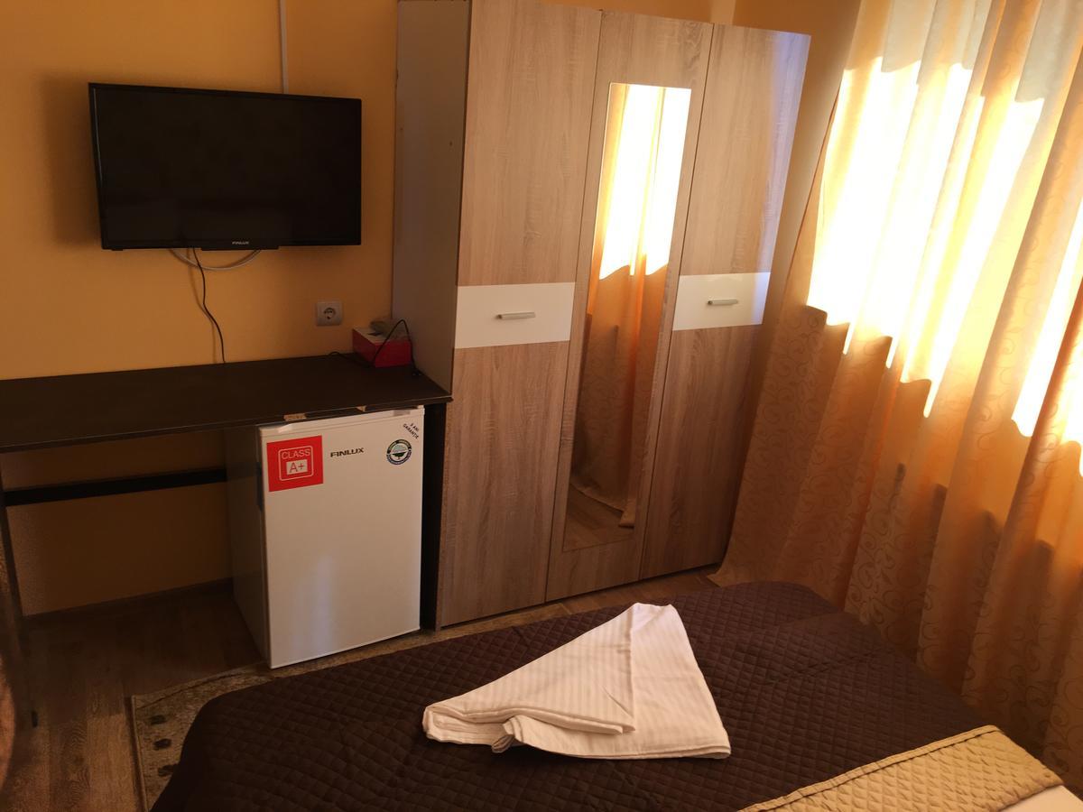 Hostel Denisa Buzau Bagian luar foto