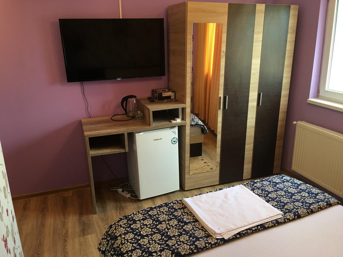 Hostel Denisa Buzau Bagian luar foto