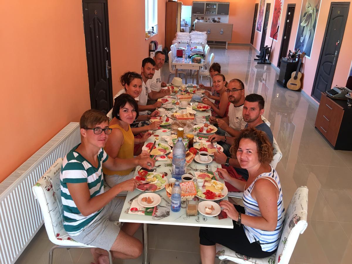 Hostel Denisa Buzau Bagian luar foto
